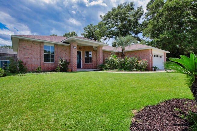 Building Photo - Spacious 3/2 w/Electricity Included Availa...