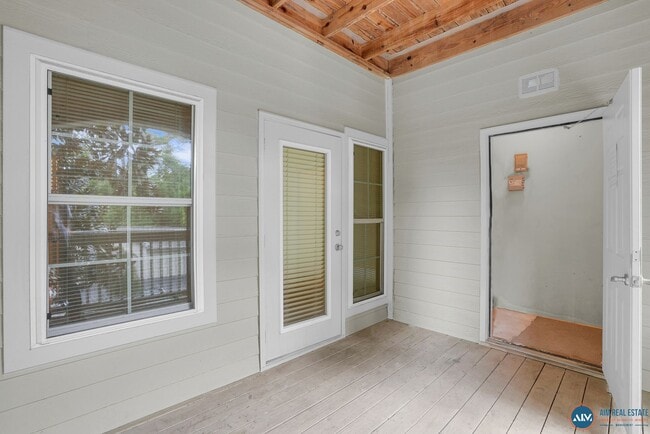 Building Photo - Pet Friendly - One Bed - AVAILABLE NOW