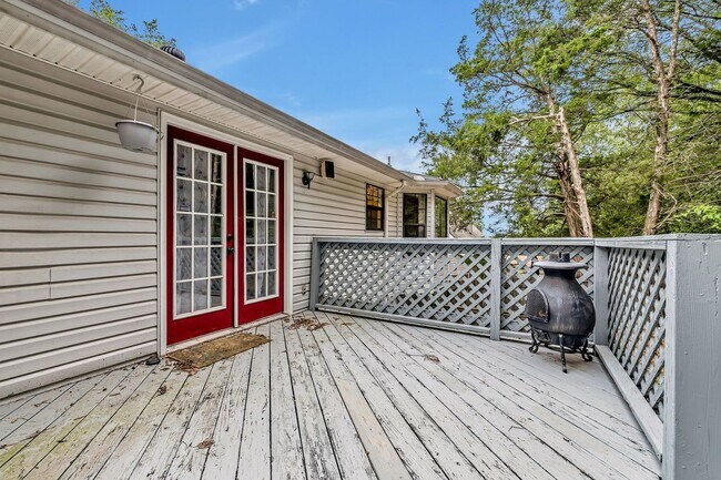 Building Photo - 3 bedroom/2 bathroom Home