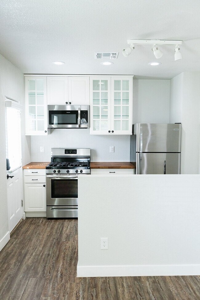 Building Photo - 1 Bed | 1 Bath -  Bungalow Style Unit