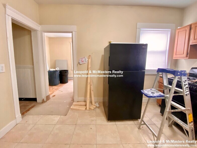 Building Photo - 19 Roseclair St