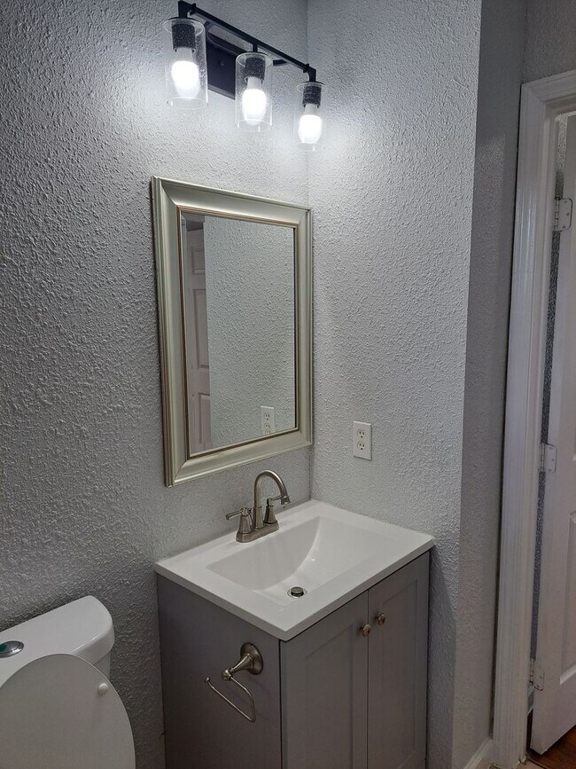 Building Photo - Stylish 4BR/2BA Home Near Port San Antonio...