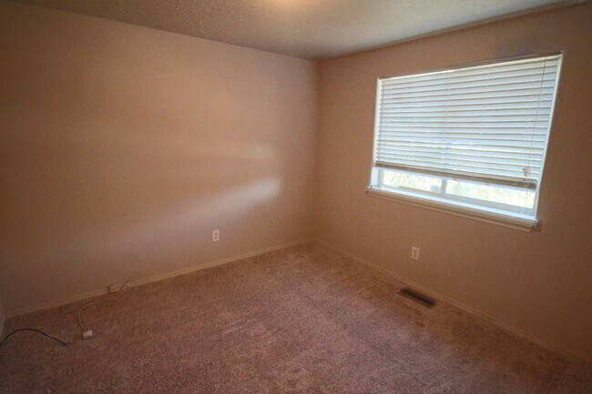 Building Photo - $500 OFF First Month Rent | 12 Month Lease | Huntington Meadows