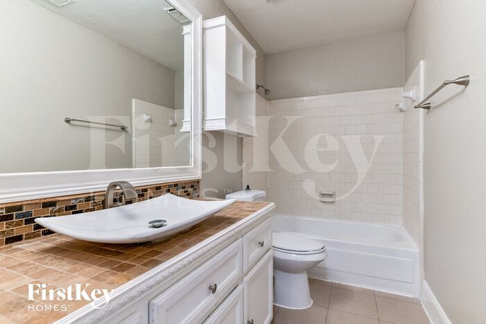 Building Photo - 3823 Ebury Dr
