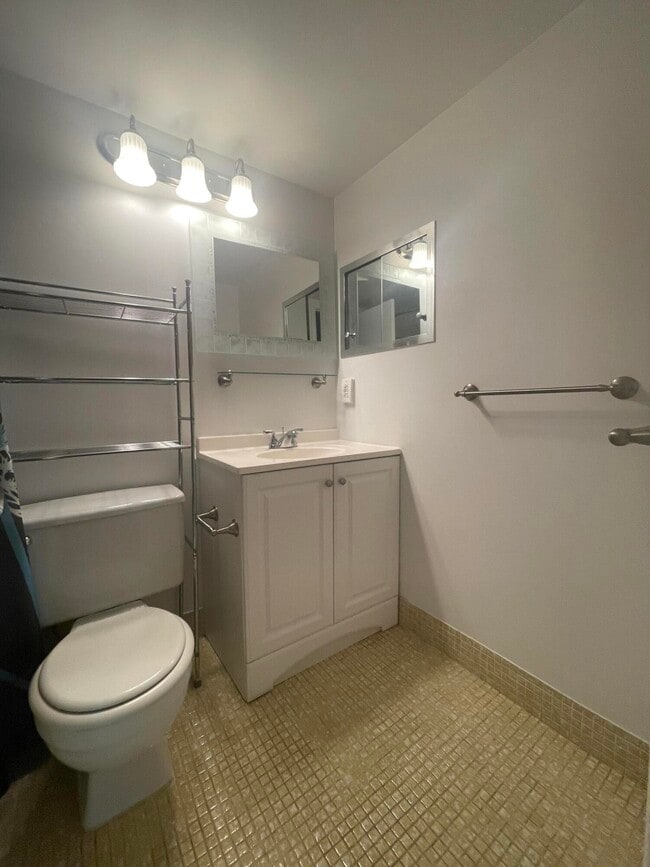 Building Photo - 474 Tilford V