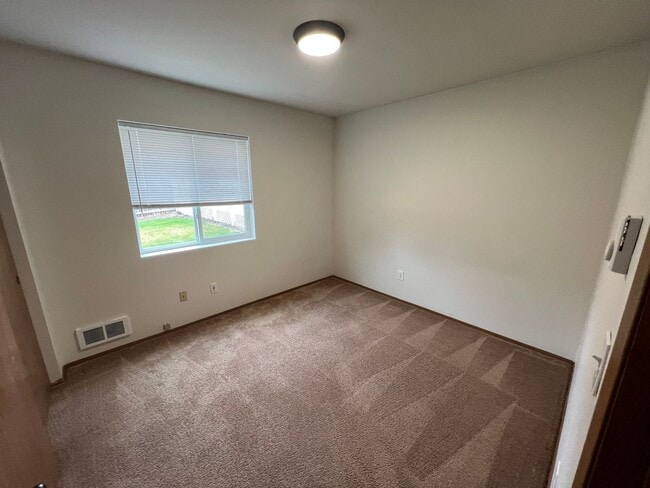 Building Photo - 3 Bedroom Home - Newly Renovated!