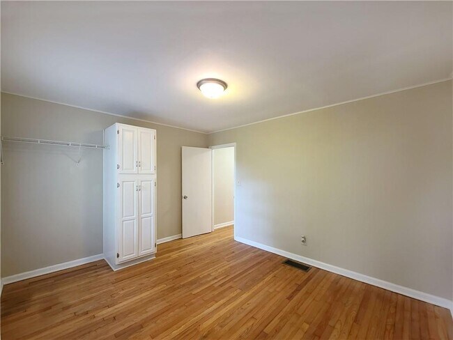 Building Photo - 3225 Forrest Hills Dr SW