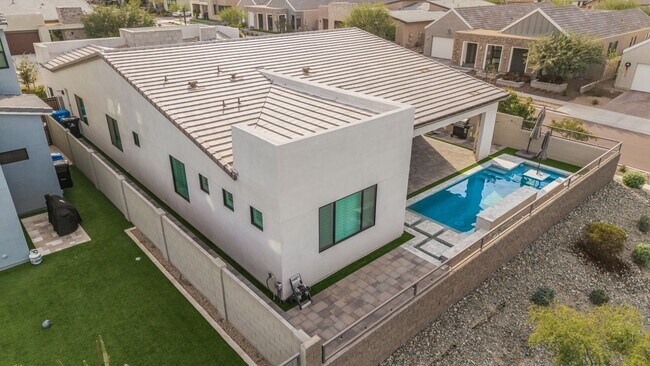 Building Photo - Luxury at Vistal