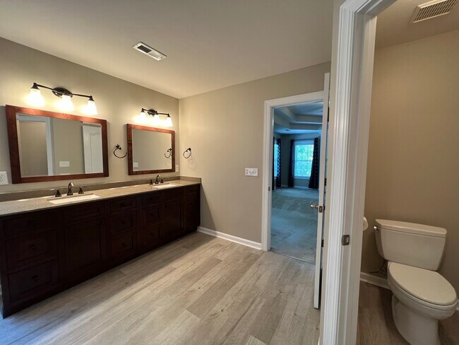 Building Photo - 9720 Royal Colony Dr