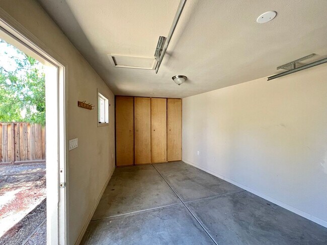 Building Photo - Spacious Four Bedroom Napa Home