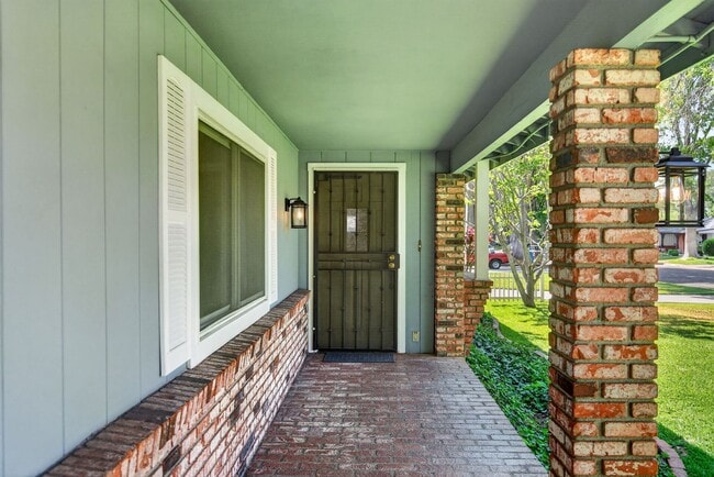 Building Photo - Wood Streets Home