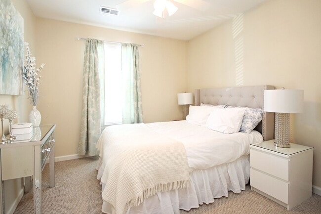 Building Photo - Small Pet-Friendly End-Unit Pantops Townhome