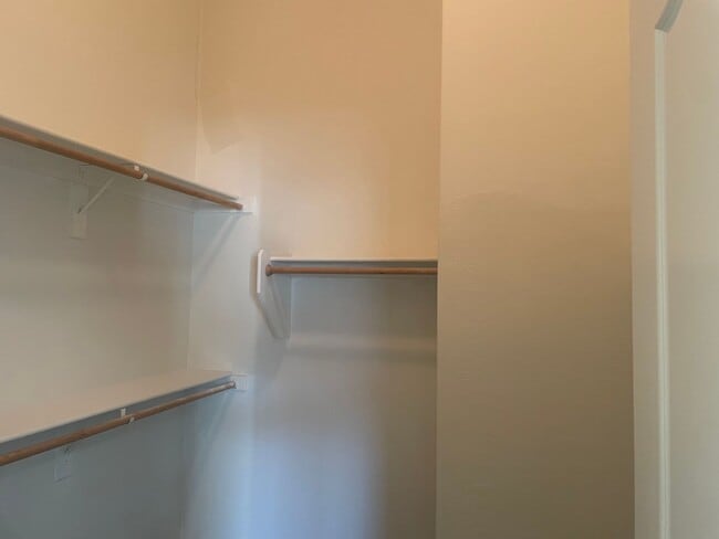 Building Photo - SPACIOUS 4 BEDROOM, 2 BATH SPLIT FLOOR PLAN