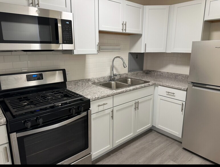 Building Photo - 1400 E 55th Pl
