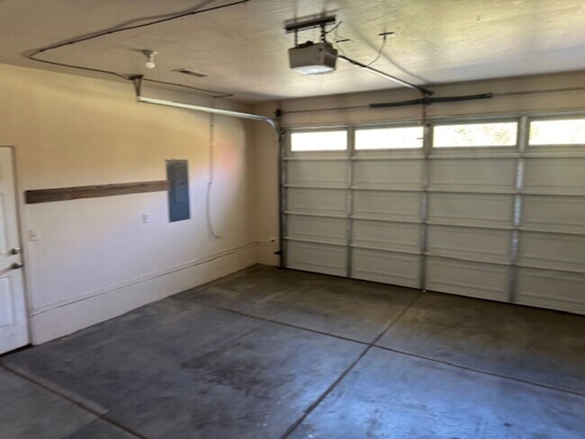 Building Photo - SINGLE LEVEL HOME IN CP/ ON QUIET CULDESAC