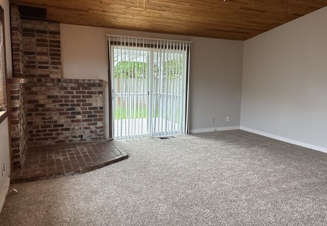 Building Photo - 3Bd/2Ba Single Story Home - Available to View!