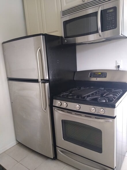 GE Stainless steel appliances. - 4127 Everts St