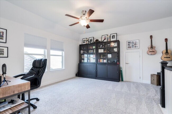 Building Photo - 5713 Fresno Ave