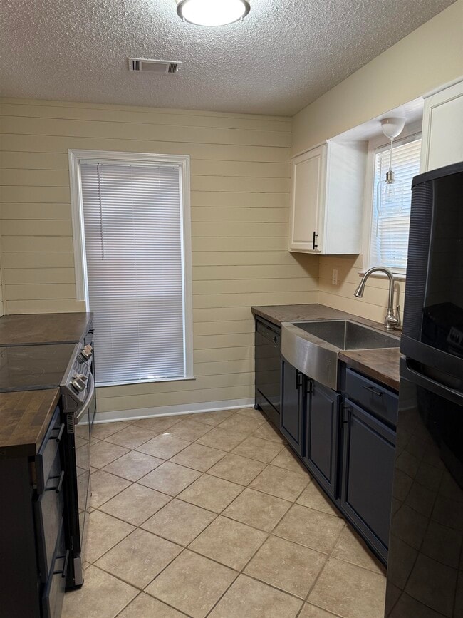 Building Photo - 7200 Devine St