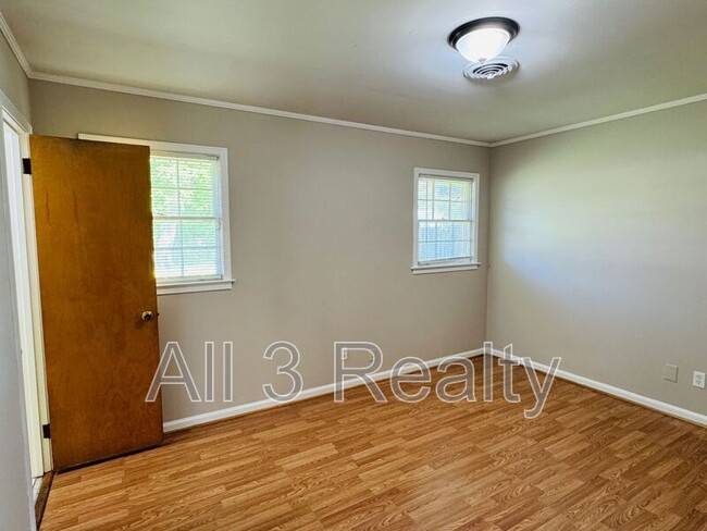 Building Photo - 3253 Windwood Dr