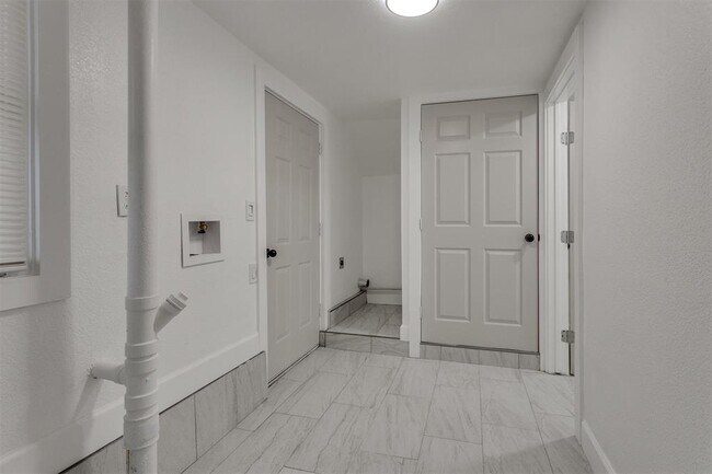 Building Photo - 2421 NW 18th St