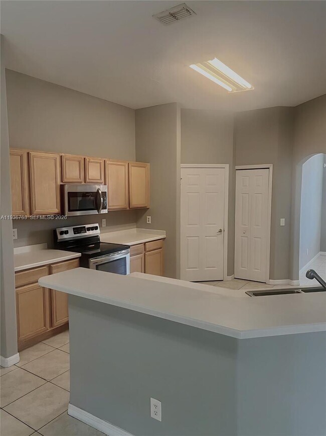 Building Photo - 2050 SE Franciscan St