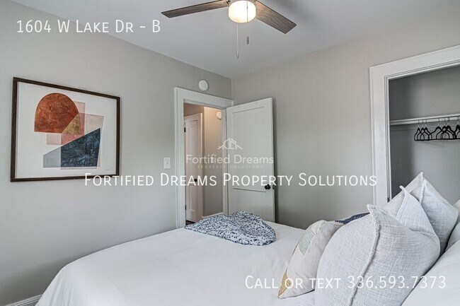 Building Photo - 1604 W Lake Dr