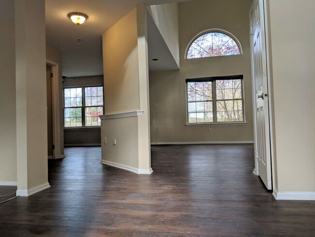Building Photo - Spacious Single Family for Rent
