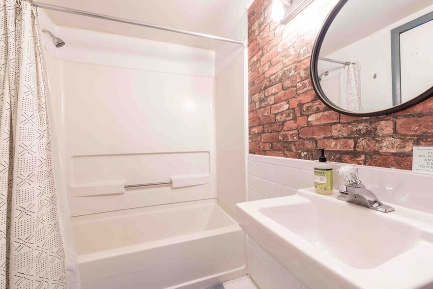 Building Photo - 1136 Rodman St