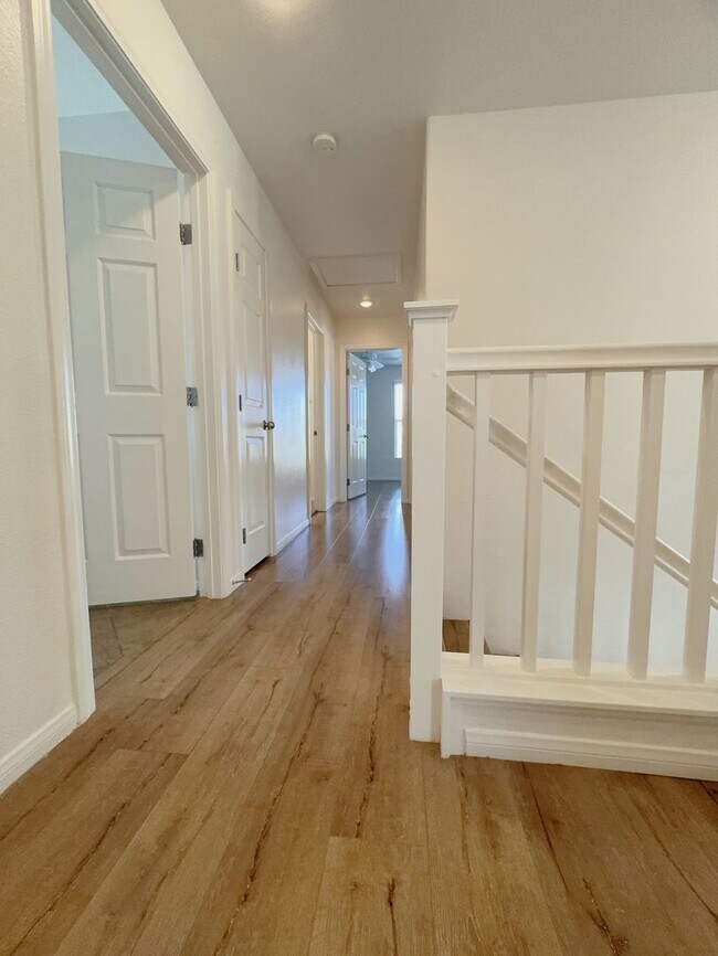 Building Photo - 3 Bed 2.5 Bath Single House near Rainbow 215