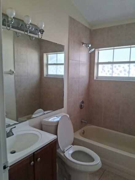 Building Photo - 2563 Davenport Cir