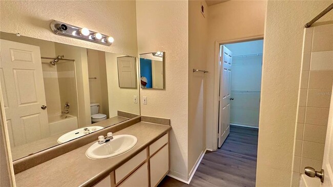 Building Photo - 5975 Westgate Dr