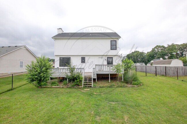 Building Photo - Three Bedroom On One Acre Lot in Clarksvil...