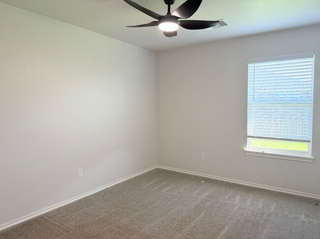 Building Photo - 18600 Luna Dr