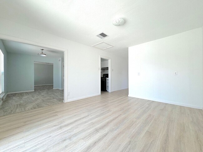 Building Photo - Northeast El Paso 4bed/3bath Refrig A/C w/...