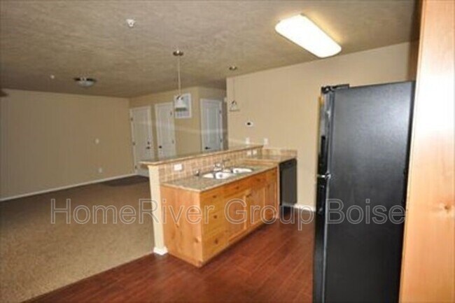 Building Photo - 865 N Bonsai Ln