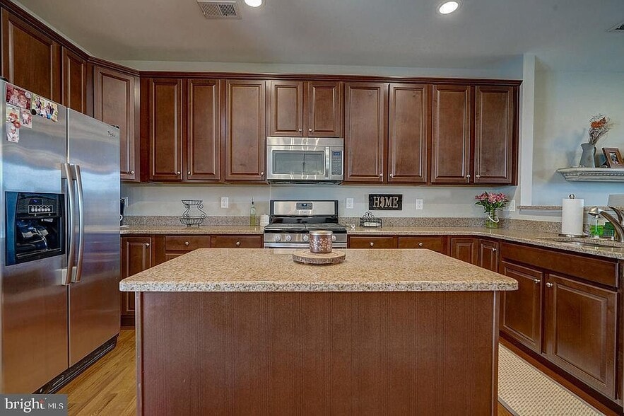 Building Photo - 476 N Palace Dr