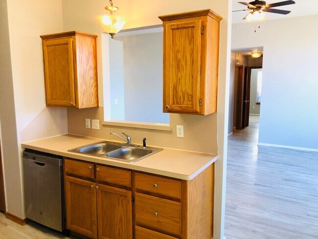 Building Photo - 3 bed 2 bath home for rent in Norman near SE 24th and Lindsey, new paint, new flooring, great area!