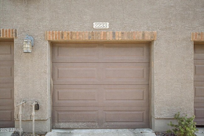 Building Photo - 2233 E Huntington Dr