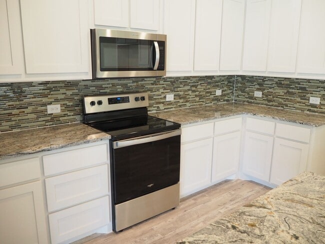 Building Photo - Like NEW 3 Bed 3 Bath Townhouse in Denton