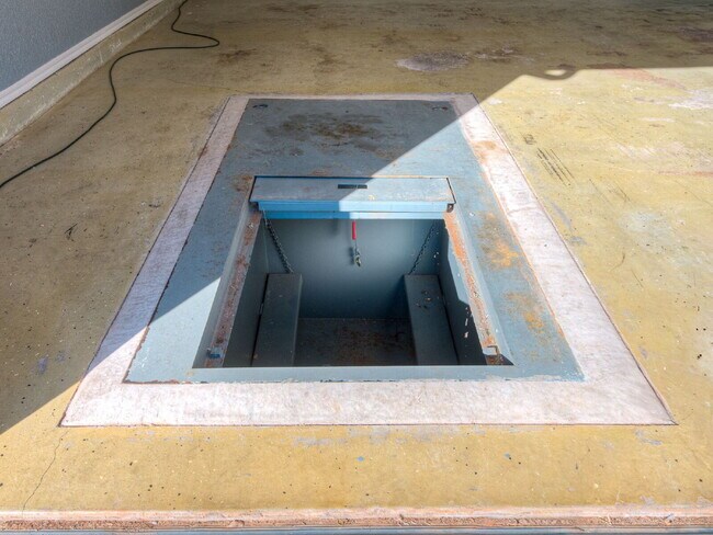 Building Photo - Immaculate Edmond Home with New Carpet and Storm Shelter!