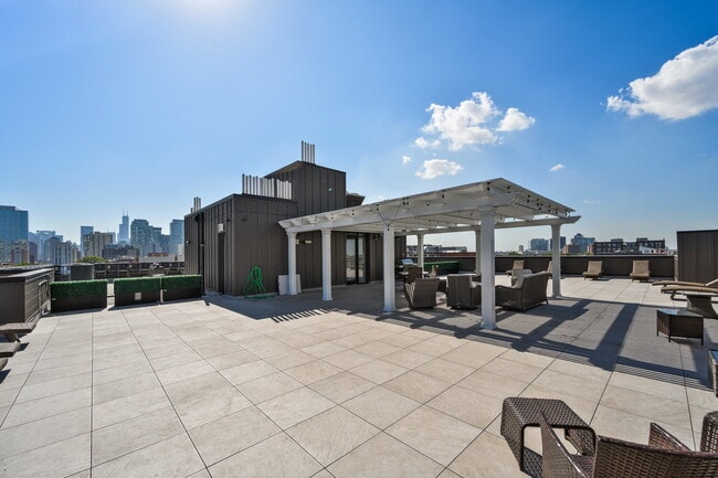 Building Photo - 159 W North Ave