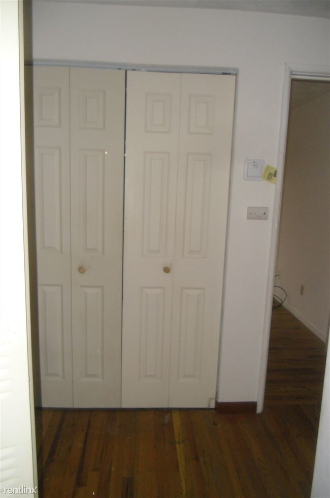 Building Photo - 2 br, 1 bath Apartment - 224 Harry L Dr TLC