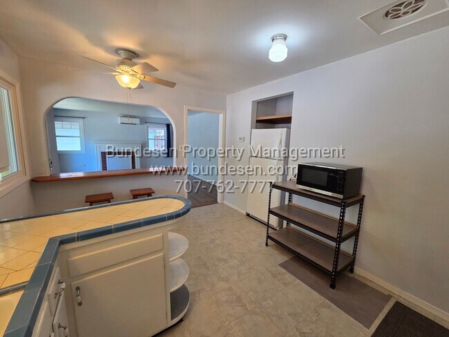 Building Photo - Beautiful 2 bedroom, 1 bath in the desirable Montgomery Village neighborhood - Santa Rosa