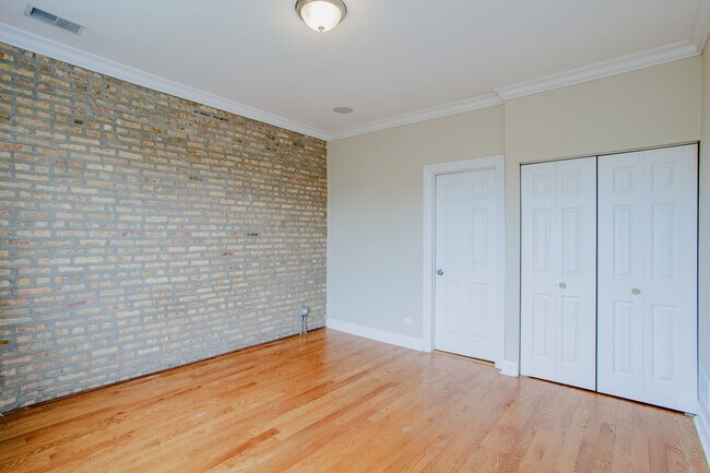 Building Photo - 6150 N Ravenswood Ave