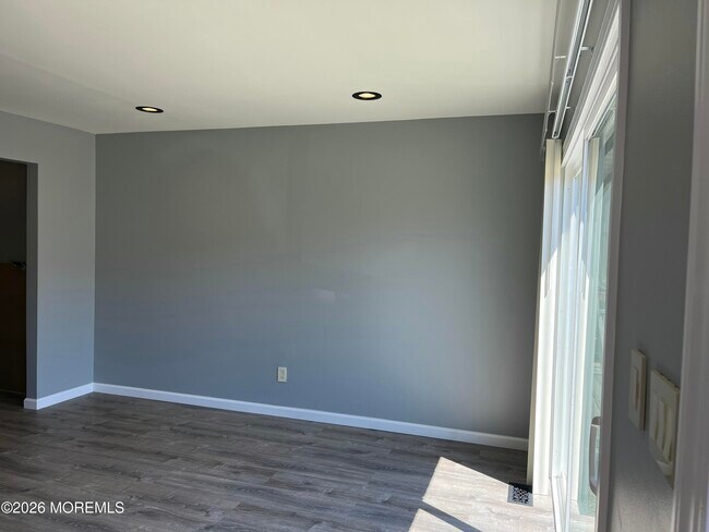 Building Photo - 53 Primrose Ln