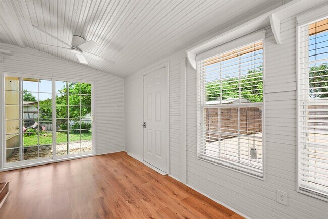 Building Photo - 15302 Spring Hill Ln