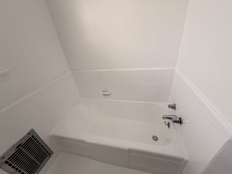 Building Photo - 820 N Edinburgh Ave