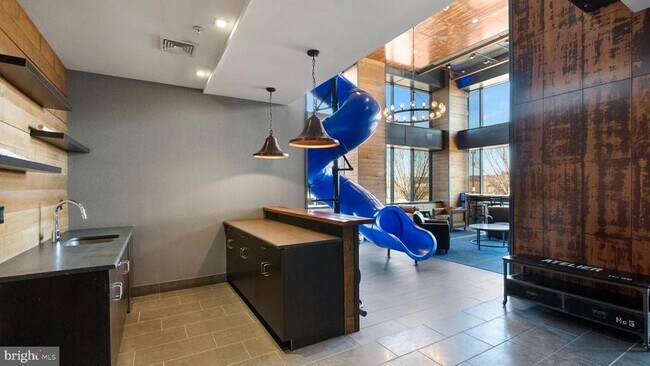 Building Photo - 235 N Christopher Columbus Blvd