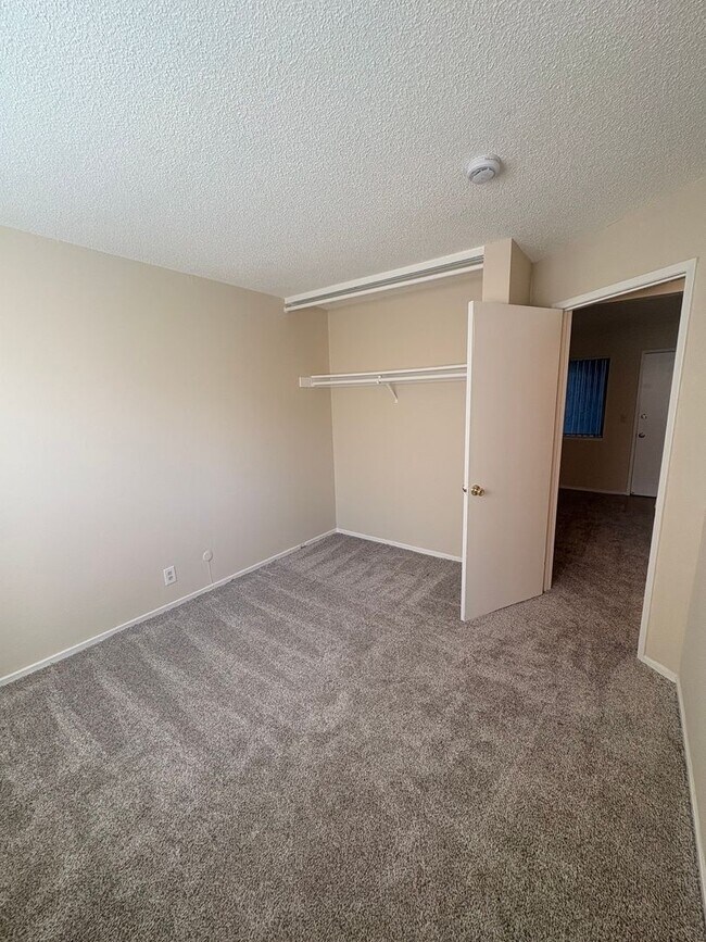 Building Photo - 1st floor 1 bedroom 1 bath apartment w/ assigned parking!